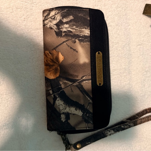 Legendary Whitetail Camo Crossbody Bag and Wristlet Set - Picture 6 of 12